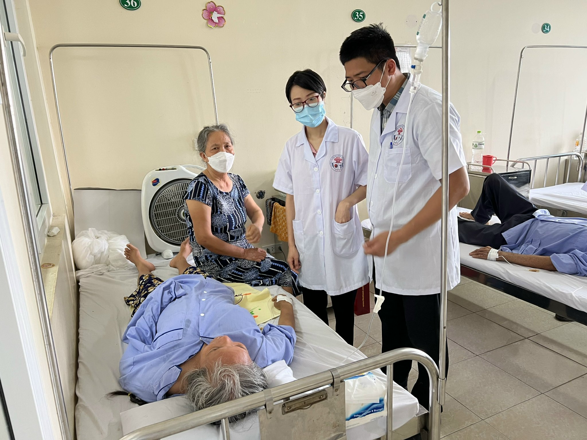 Học viên khóa K32 Trường Trung cấp y dược Tuệ Tĩnh Hà Nội thực tập thực tế tại các bệnh viện.